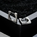 Pendientes huggie cuadrados plateados con patrones geométricos sobre piedra negra - Blanco Y Gris