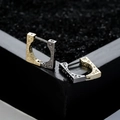 Pendientes en forma de U bicolor con patrones vintage sobre una caja de regalo - Gris y Dorado