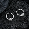 Orecchini a clip in argento con anelli a trama triangolare su roccia vulcanica nera - Clip per Orecchio (X900-B)