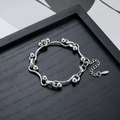 Pulsera minimalista de acero inoxidable plateado con cuentas y textura de ondas - Pulsera de Plata (S1102-A)
