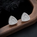 Par de pendientes triangulares de plata con circonitas sobre soporte de madera oscura - Plateado