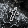 Vue rapprochée du pendentif croix avec zircons noirs et cristaux sur pierre texturée - Pendentif Croix Noire Seule (Sans Chaîne)