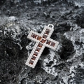 Vue macro d'un pendentif croix en argent avec grenats rouges et pavé de pierres blanches - Pendentif Croix Rouge Seule (Sans Chaîne)