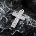 Vue macro d'un pendentif croix en argent serti de zircons sur pierre sombre - Pendentif Croix Blanche Seule (Sans Chaîne)