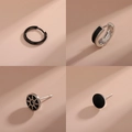 Set di quattro orecchini minimalisti in acciaio al titanio nero con cerchi e borchie - Set da 4 Pezzi (AMFK)