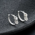 Silberne Knoten-Ohrringe für Damen und Herren mit rundem Zirkon und praktischem Klickverschluss - Weiß Strass Stil (X886-D)