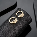 Boucles d'oreilles créoles dorées de luxe avec zircons blancs sur support noir - Serpent Serti (Or) / Doré