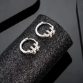 Boucles d'oreilles créoles en argent serties de zircon sur support noir élégant - Serpent Serti (Argent) / Argenté