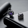 Hip-Hop Magnet-Ohrringe im Drachenkrallen-Design mit violettem Stein und schwarzem Metall - Violetter Zirkonia Magnet-Ohrclip mit Krallenfassung (X938-D) / 1 Paar Packung / Lila