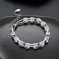 Detail eines Titanstahl-Gliederarmbands mit weißen Einsätzen und Karabinerverschluss - Silber-Weißer Stil (S1112-A)