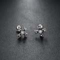 Macro detail van kruis oorbellen met zirkonia en vintage zilveren afwerking heren - Geoxideerd Zilver
