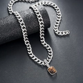 Dettaglio del ciondolo occhio di tigre su catena cubana argento con targhetta Lucky - Collana Occhio di Tigre (L690-C)