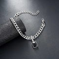 Dettaglio del bracciale a catena cubana argento con ciondolo rettangolare nero e tag Lucky - Bracciale con Strass Neri (S565-B)