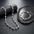 Dettaglio del set collana e bracciale con ciondoli a dado argento su sfondo di lusso - Set Collana Bracciale (L818+S818)