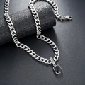 Dettaglio della collana a catena cubana argento con pietra nera rettangolare e tag Lucky - Collana con Strass Neri (L690-B)