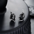 Gros plan détaillé des boucles d'oreilles panthère noire avec pierres en forme de goutte - Serpent de couleur noire avec zircon noir