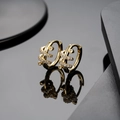 Elegante gouden slangenoorbellen met micro-gezette zirkoon op een zwart reflecterend oppervlak - Slang Pave Stijl (X679-B) / Goud