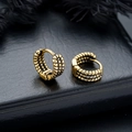 Dettaglio di orecchini a cerchio dorati vintage con trama a corda su piume nere - Oro Vintage (X973-B)