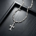 Collier avec pendentif croix argentée et diamants sur fond noir avec chaîne texturée - Collier