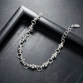 Détail d'un bracelet vintage en argent avec maillons croix et chaîne ajustable - Bracelet