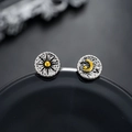 Dettaglio macro di orecchini a lobo sole e luna con accenti martellati argento e oro - Stile Sole e Luna (X984-A)