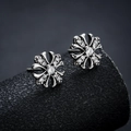 Macro di orecchini a lobo a croce floreale argento con brillanti pietre di zircone - Croce Strass Bianco (X881-A)