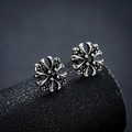Dettaglio dei orecchini a croce gotica con finitura argento vintage e pietre nere lucide - Croce Strass Nero (X881-B)