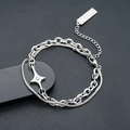 Dettaglio di un bracciale a catena a due strati con ciondolo a stella lucido e chiusura a moschettone - Argento (Bracciale Stella Doppio Strato)