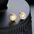 Orecchini a lobo rotondi dorati con pavé di diamanti e grande pietra centrale in zircone - Oro