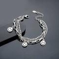 Dettaglio del bracciale multistrato in acciaio inossidabile argento con ciondoli smiley - Bracciale Faccina Sorridente a Tre Strati