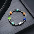Detailansicht des Perlenarmbands mit bunten Natursteinen und polierten Metallperlen - Mehrfarbiges Quadratperlen-Armband (S732-A)