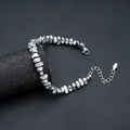 Makroansicht des Armbands mit silbernen Perlen, Karabinerverschluss und verstellbarer Kette - Smashed Silver Splicing Silber Stil (S962-A) / Silber