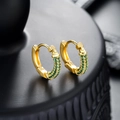 Makroaufnahme goldener Creolen mit mikroversetzten smaragdgrünen Zirkonsteinen - Stern Grüner Strass Ohrring Gold Einzelstück (X981-B)