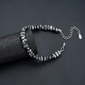 Hämatit-Armband mit unregelmäßigen Perlen, verstellbarem Verschluss und Metall-Anhänger - Hämatit Spleißen Schwarz Stil (S962-B) / Schwarz
