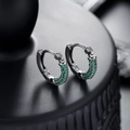 Makro-Detail von silbernen Creolen mit mikro-gefassten grünen Zirkon-Edelsteinen - Stern Grüner Strass Ohrring Schwarz Einzelstück (X981-C)