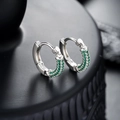 Elegante Creolen in Silber mit dreireihigem grünen Edelsteinbesatz auf Podest - Stern Grüner Strass Ohrring Silber Einzelstück (X981-A)