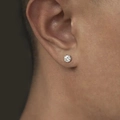 Klassischer 6mm Zirkonia-Ohrstecker mit Sechs-Krallen-Fassung am männlichen Ohr - 6-Zinken Zirkon Ohrstecker / 8mm Einzelstück