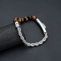 Macro-opname van bruine tijgeroogstenen en zilveren roestvrijstalen schakelarmband heren - Tijgeroog Stijl (S967-A)