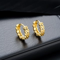 Macro detail van gouden oorringen met een dubbele rij schakelketting structuur ontwerp - Hoop Ketting Oorbellen (X835-B) / Goud