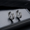 Macro-opname van gunmetal oorringen met een dubbele rij holle ketting ontwerp - Hoop Ketting Oorbellen (X835-C) / Zwart
