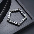 Détail de perles d'hématite carrées avec gravures et décoration de plumes noires - Style Cube Arrondi (S733-A)