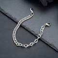 Dettaglio di un bracciale a catena spessa in acciaio inossidabile con chiusura a moschettone - Lunghezza 19 cm