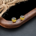 Details von runden Vintage-Ohrsteckern mit strukturierter schwarz-goldener Hammerschlag-Optik - Sonnige Berg-Nacht-Stil