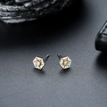 Dettaglio di orecchini esagonali con zircone e motivo sole dorato su sfondo nero - Stile Esagono Sole (X840-C)