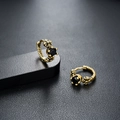 Dettaglio degli orecchini vintage in oro con zircone nero e incisioni floreali - Oro Antico
