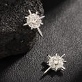 Macro-opname van zilveren magnetische ster-oorclips met zirkoon op zwarte vulkanische rots - Zilver Witte Strass