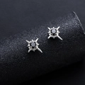 Makroaufnahme der sternenförmigen Magnet-Ohrclips mit schwarzem Zirkonia in Silber-Optik - Schwarzer Polarstern-Stil (X971-A) / Ein Paar / Schwarz