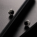 Détail macro du clip magnétique avec gemme noire et halo de cristaux brillants - Style Magnétique Couronne (X778-A)