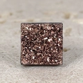 Dettaglio macro di un orecchino magnetico quadrato con texture in cristallo druzy - Druzy Quadrato Champagne