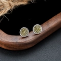 Vue macro de boucles d'oreilles vintage rondes avec motifs mandala dorés sur argent - X873-A (Boucles d'Oreilles à Motifs) Une Paire